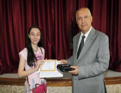 Görme Engelli Öğrencilerin Karne Sevinci