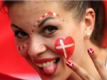 EURO 2012 - Euro 2012'nin Bayan Taraftarları İlgi Odağı Oldu!