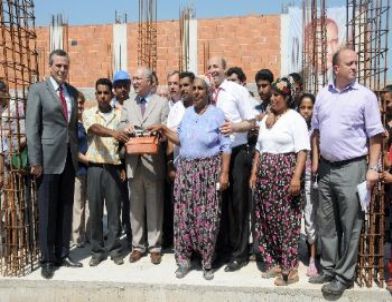 Turgutlu'da Roman Vatandaşlar İçin Yaptırılacak 16 Konutun Temeli Atıldı