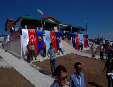 Yamaç Paraşütüyle Uçan Gelinle Damadın Nikahları İniş Noktasında Kıyıldı