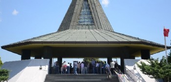 Adnan Menderes’e Arapça Ezan Vefası