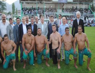 İçişleri Bakanı Şahin Amasya’da Karakucak Güreşlerini İzledi