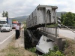 EKREM AKTAŞ - TIR İki Köprü Arasında Asılı Kaldı: 1 Yaralı