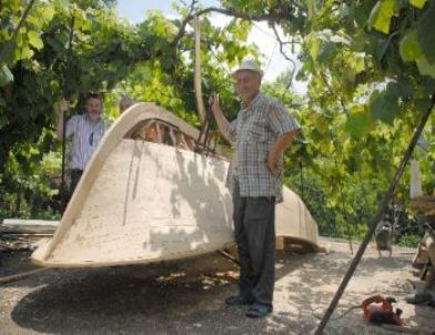 Denizden 500 Metre Uzaktaki Evinin Çatısında Kayık Yapıyor