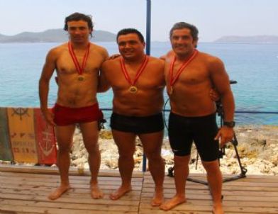 Dostluk İçin Yunanistan'dan Türkiye'ye Yüzdüler