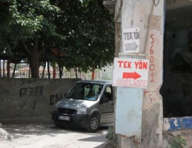 Bu Da Vatandaşın 'Tek Yön' Tabelası