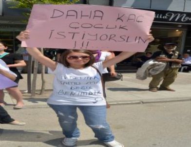 İzmir’de Kadınlardan Kürtaj Eylemi