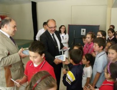 Başkan Uslu’dan Öğrencilere Karne Hediyesi