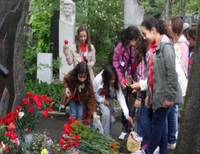 Nazım’ın Mezarına Türküler Eşliğinde Anadolu Toprağı Serpildi