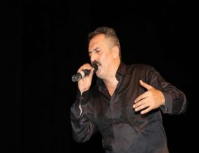 Yavuz Bingöl, Moskova’da Nazım Gecesinde Türküleri İle Coşturdu