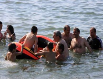 Karaosmanoğlu, Mavi Bayraklı Plajda Yüzdü