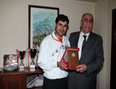 Sebahattin Oglago’ya, Türkiye Milli Olimpiyat Komitesi Tarafından Faır Play ve Kariyer Ödülü Verildi