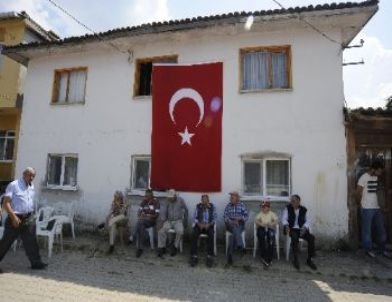 Şehit Binbaşının Çanakkale’deki Evi Bayraklarla Donatıldı