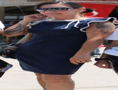 Ünlü Ses Sanatcısı Özlem Tekin’den Sahil Temizliği