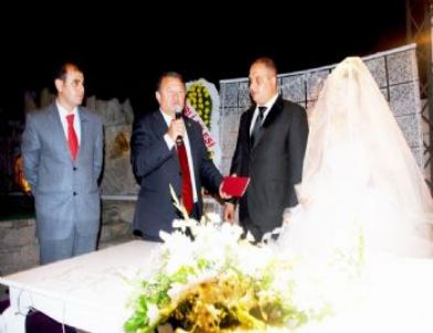 Ayvalık’ta Genç İş Adamının Düğünü Siyaset ve İş Dünyasını Bir Araya Getirdi.