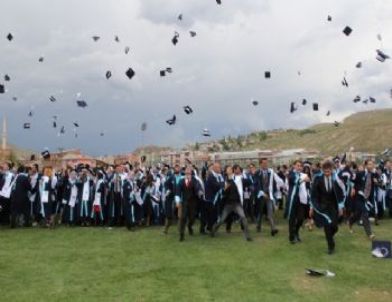 Bayburt Üniversitesi’nde Mezuniyet Coşkusu