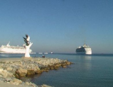 Yat Limanına Yönelen Dev Gemi Korkuttu