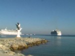 BAHAMA - Yat Limanına Yönelen Dev Gemi Korkuttu