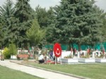 ŞEHİT BİNBAŞI - Ailesi Şehit Binbaşı Ercan Kurt'un Mezarını Ziyaret Etti