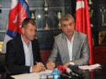 NEVZAT ŞAHIN - Karabükspor’da Skibbe İmzayı Attı
