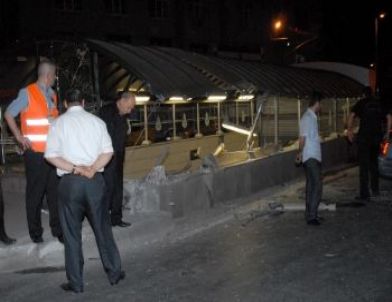 Polisten Kaçmaya Çalışan Şüpheliler Araçlarıyal Metro Durağına Çarptı