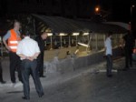 Polisten Kaçmaya Çalışan Şüpheliler Araçlarıyal Metro Durağına Çarptı