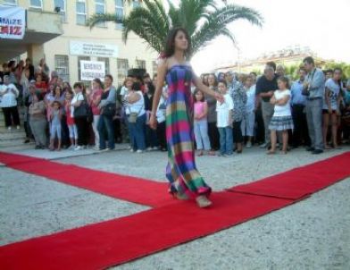 Burhaniye’de Bayanlar Diktikleri Elbiselerin Mankeni Oldu