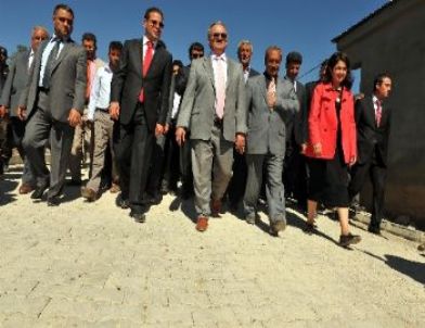 İran Sınırındaki Köyler Parke Taşı İle Döşeniyor