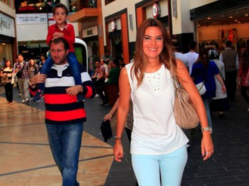 Özlem Yıldız Ve Sinan Serter Yemekte