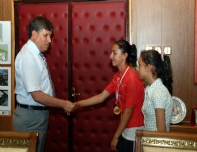 Şampiyon Atletlerden Vali Akpınar’a Ziyaret