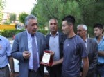 SELIM SADAK - Ardahan Üniversitesi Öğrenci Derneğinden Başkan Sadak’a Plaket