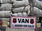 Başkale'de 11 Bin 500 Kaçak Elbise ve Yastık Kılıfı Ele Geçirildi