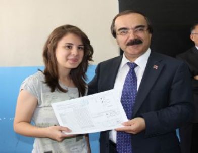 Başörtülü Okul Birincisini Kürsüye Çıkarmayan Müdüre Soruşturma