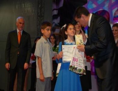 Kocaeli'nde Öğrencilere Karneyle Birlikte Kitap Verildi