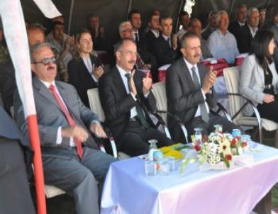 Milli Eğitim Bakanı  Dinçer, 3. Erciş İnci Kefal Balık Göçü Festivali’nde