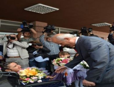 Vali Bilici Depremzede Öğrencilere Karne Verdi