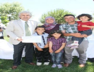 Başkan Hızlı, Ulaşım Desteği Verdiği Engelli Çocuklara Karnesini Verdi