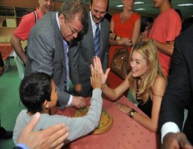 Doutzen Kroes, Sokakta Çalışan Çocukları Ziyaret Etti