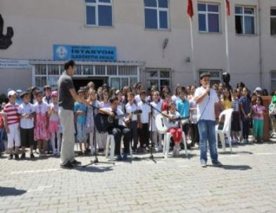 Karabalık, Miniklerin Yıl Sonu Törenine Ortak Oldu