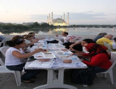 AK Parti’den Tarihi Köprüde İftar Yemeği