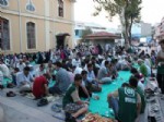 RAMAZAN PIDESI - Sakaryalılar Hasırların Üzerinde İftar Yaptılar