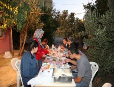 Vali Lekesiz ve Eşi Bir Ailenin İftar Sofrasına Konuk Oldu