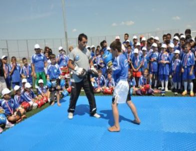 Büyükçekmece Belediyesi’nden Yüzlerce Çocuğa Yaz Spor Okulu Sertifikası