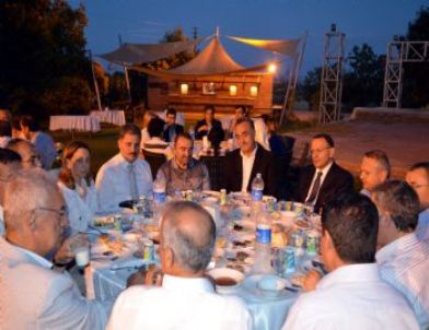 MEV’den Birlik İftarı