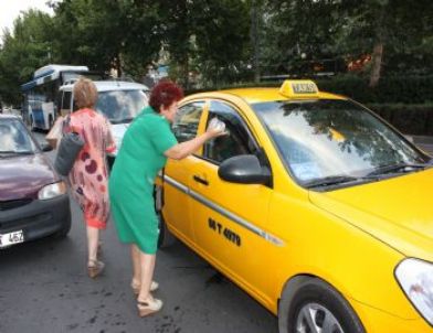 MHP'li Kadınlar İftar Öncesi Kızılay'da Hurma ve Su Dağıttı