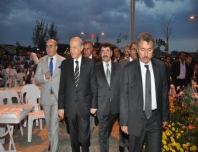 MHP Lideri Bahçeli, Sevenleriyle Tokalaşırken Yüzüğünü Düşürdü