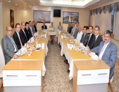 Vali Çakacak’tan Kaymakam ve Vali Yardımcılarına Veda Yemeği