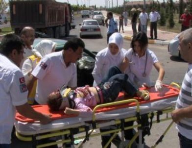 Yaralanan Kızını Teselli Etti