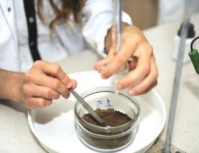 Ahlat’ta Toprak Tahlili Yaptıran Çiftçiye Destek Veriliyor