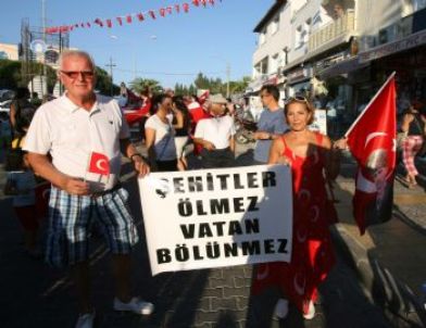 Çeşme’de Yerli Yabancı Herkes Şehitler İçin Yürüdü